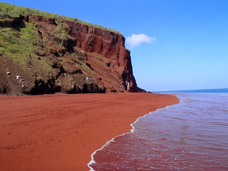 8 умопомрачительных пляжей в самой необычной цветовой гамме
