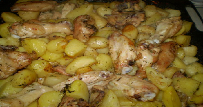 Картофель в духовке, вместе с куриным мясом, получается очень вкусно