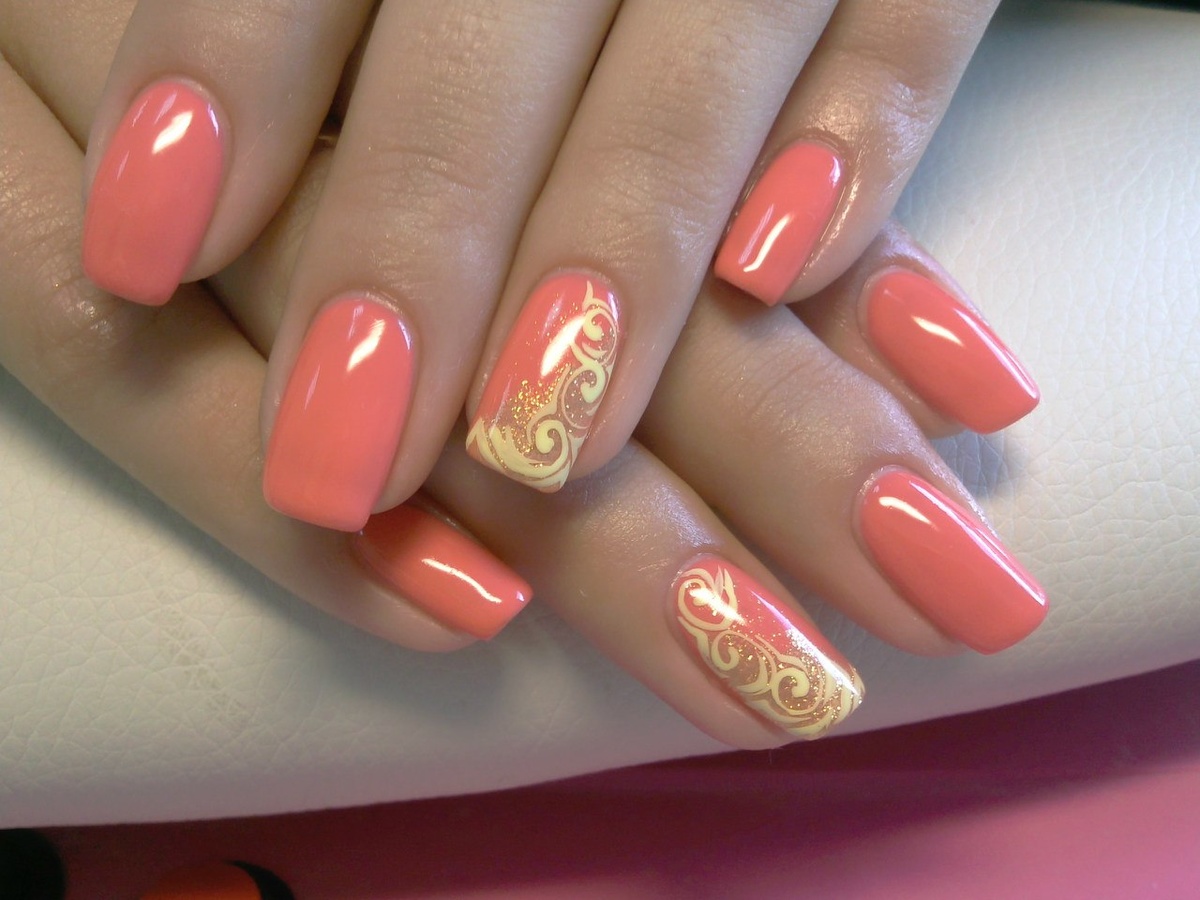 Дизайн ногтей, в котором сочетаются сочные переливы красного и нежная бархатистость розового цветов — это коралловый маникюр