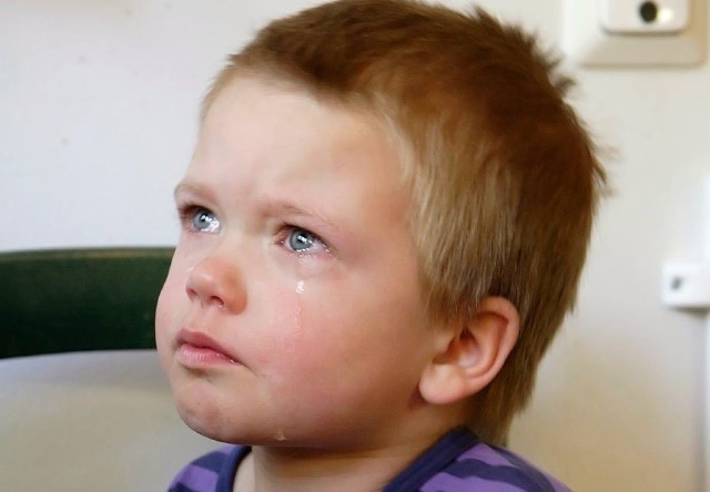 Сашка лежал и плакал на кровати в комнате детдома… Ему было всего 4 года и он не понимал, куда пропали его мама и папа…