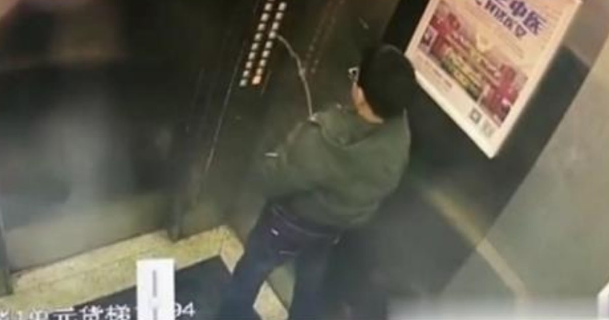 Лифт наказал китайского писающего мальчика	(1 фото + 1 видео)
