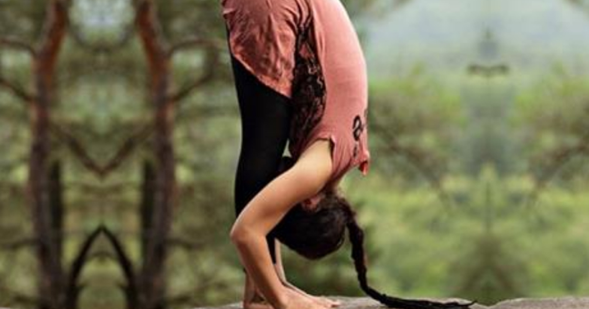 Йога для всех: 5 несложных упражнений, которые избавят от болей в спине