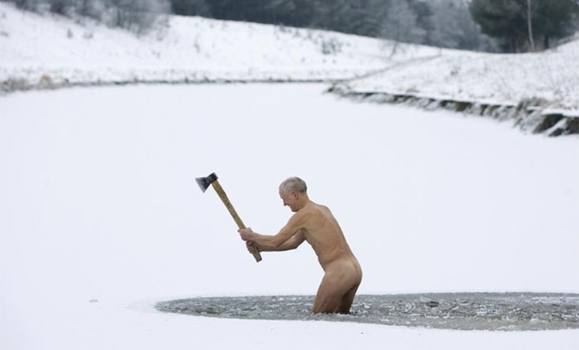 Интернет не может перестать смеяться над британцами, который испугал легкий снежок
