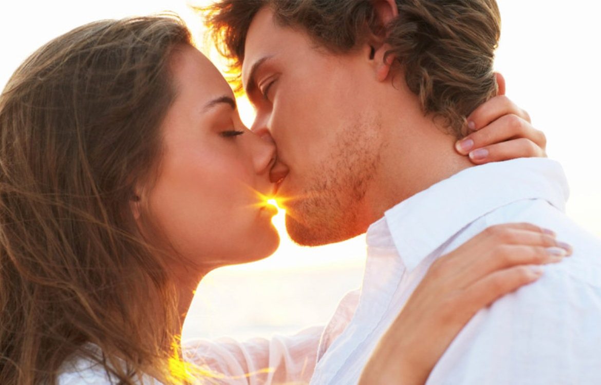 Как мужчина тебя целует, так и любит: 8 типов поцелуя и что они значат